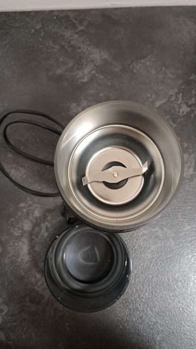 Delonghi młynek do kawy nożowy