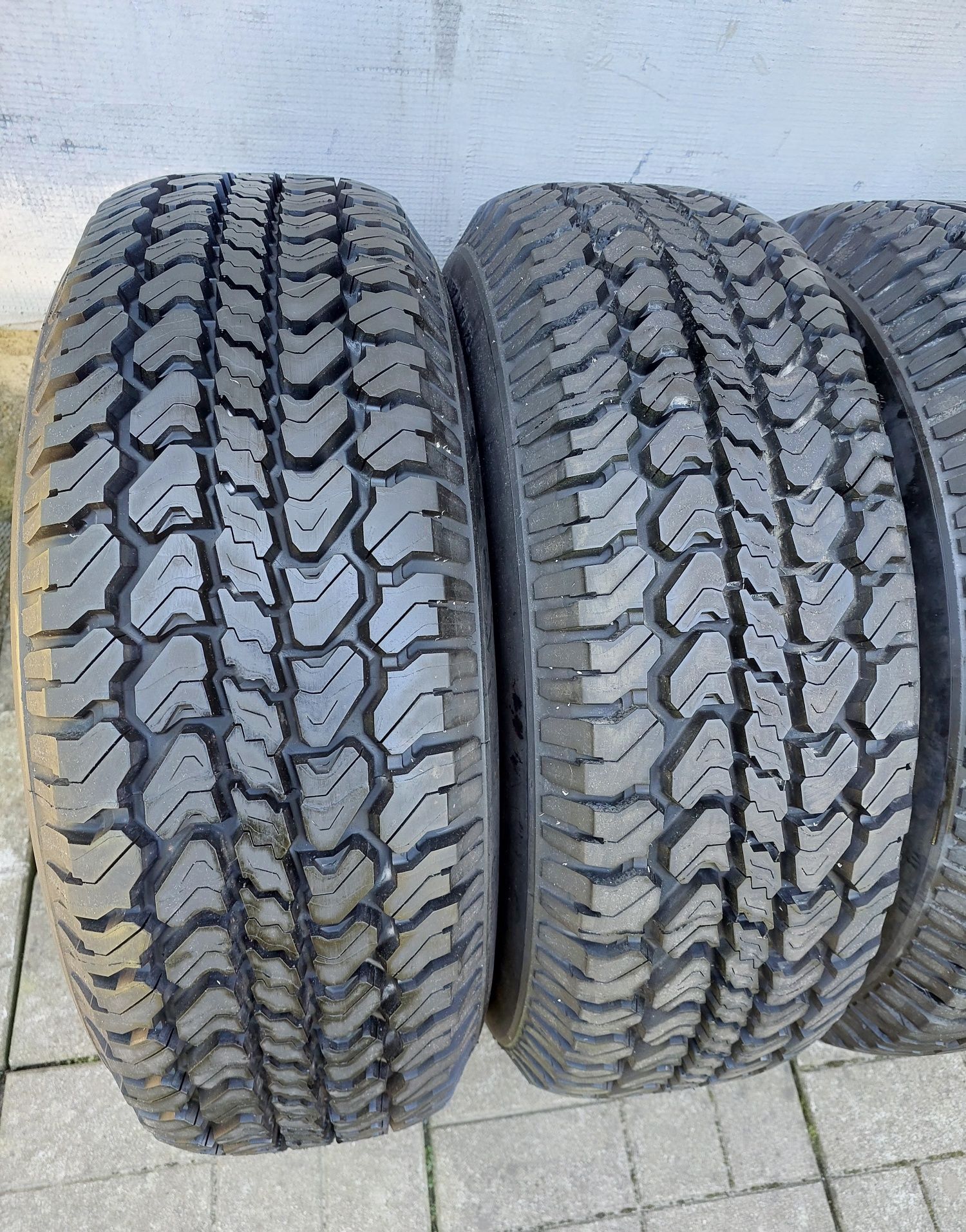 Шини 6шт. r15  235-75 Michelin стан Нових