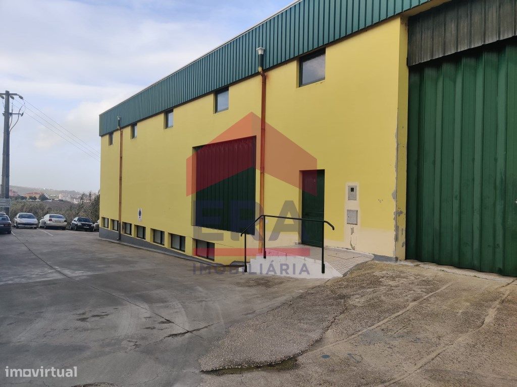 Armazém amplo com 900m2