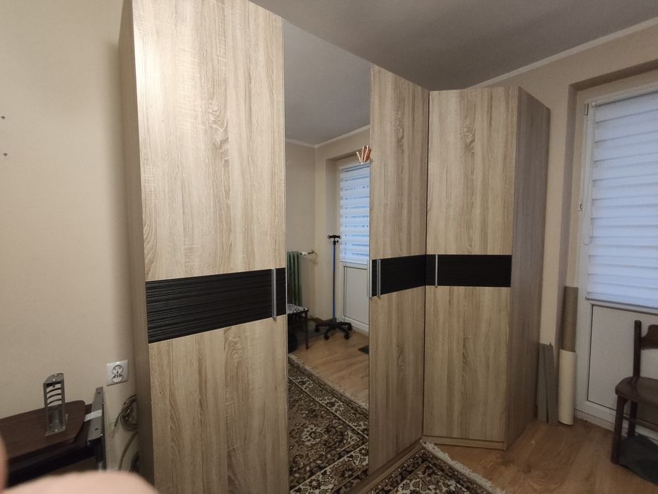 Szafa tanio czterodrzwiowa narożnikowa z lustrem