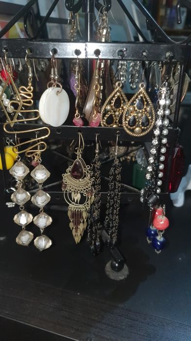 Vendo expositor em ferro com mais de 35 pares de brincos