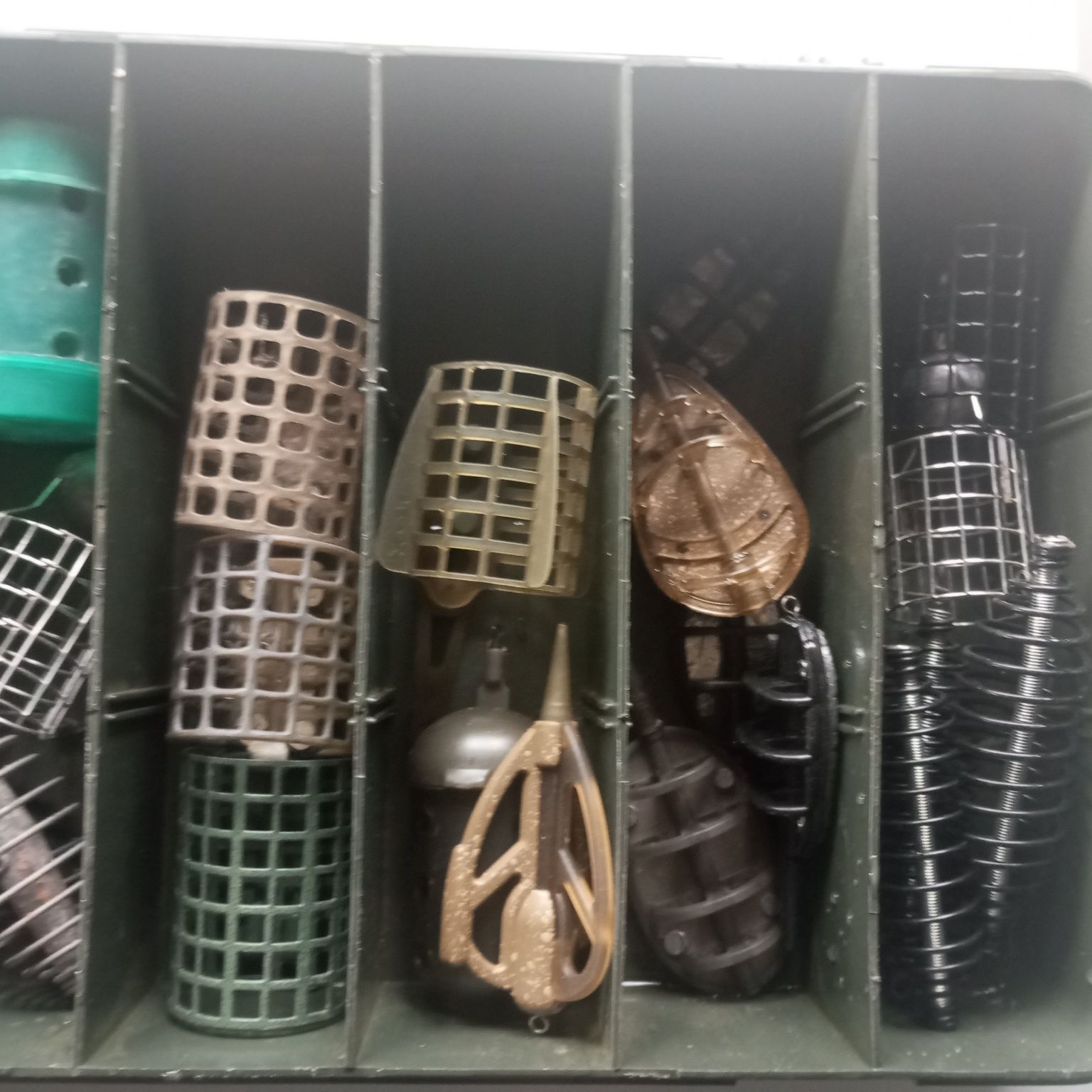 Vendo estojo de pesca com diversos fedeers