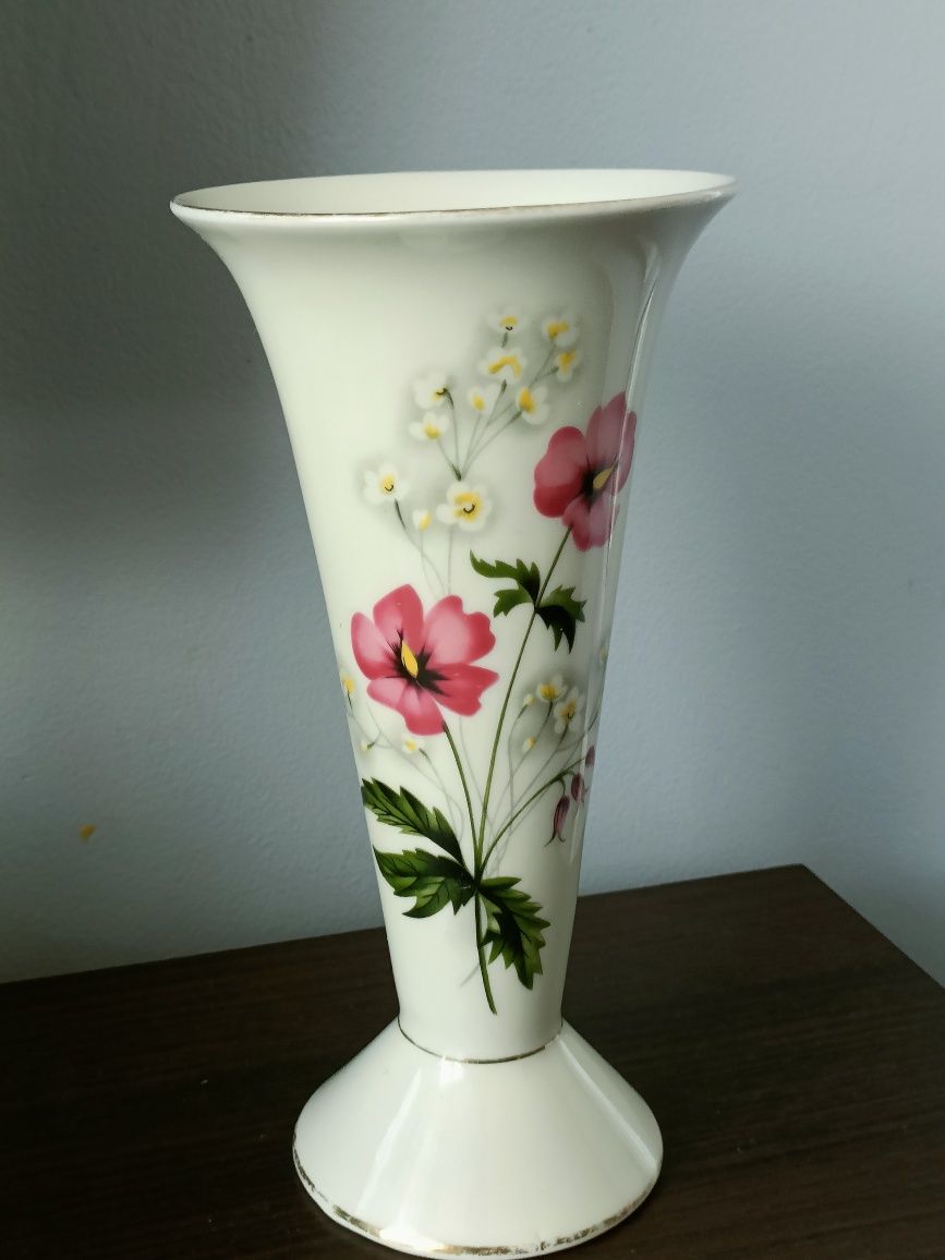 Mleczny wazon z motywem w kwiaty