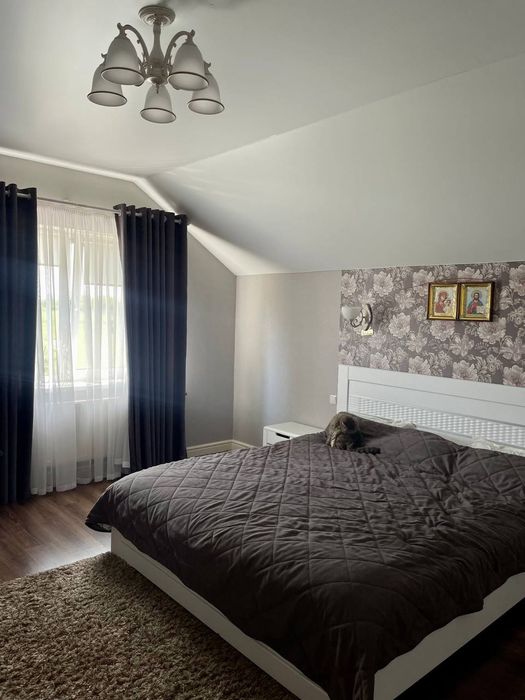 Продається двоповерховий ексклюзивний будинок в передмісті