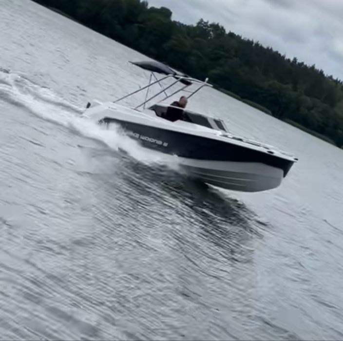 Elektryczna motorówka, szybka elektryczna łódź, elektryczny jacht