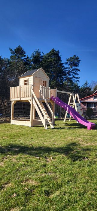 Plac zabaw dla dzieci.  Domek drewniany dla dzieci