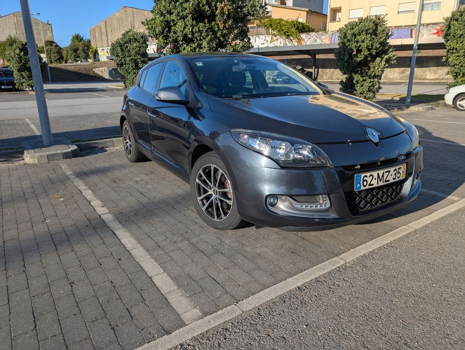 Renault Megane cinzento