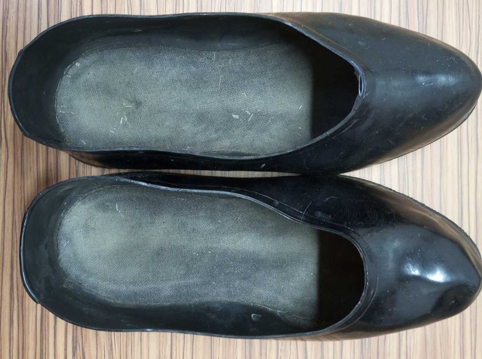Продам недорого резиновые галоши 46 размер.