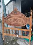 Cama de casal antiga em madeira