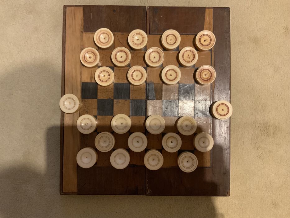 Antigo e raro jogo de damas com as peças em matéria nobre total de 26