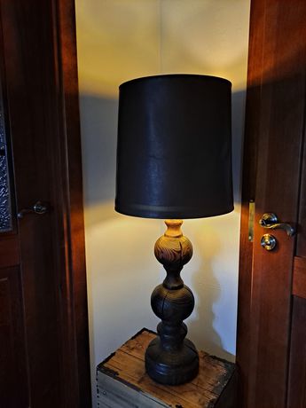 Lampa stojąca  z pięknego ciemnego drewna