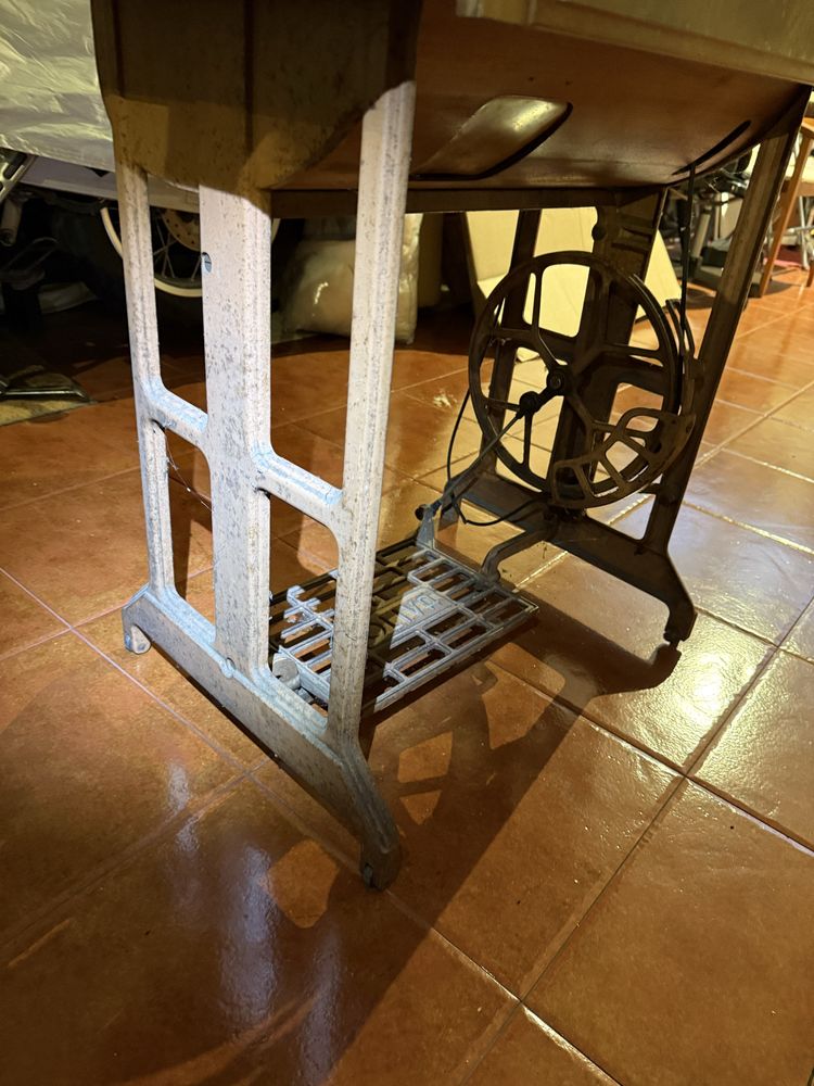 Maquina de Costura Oliva com mesa