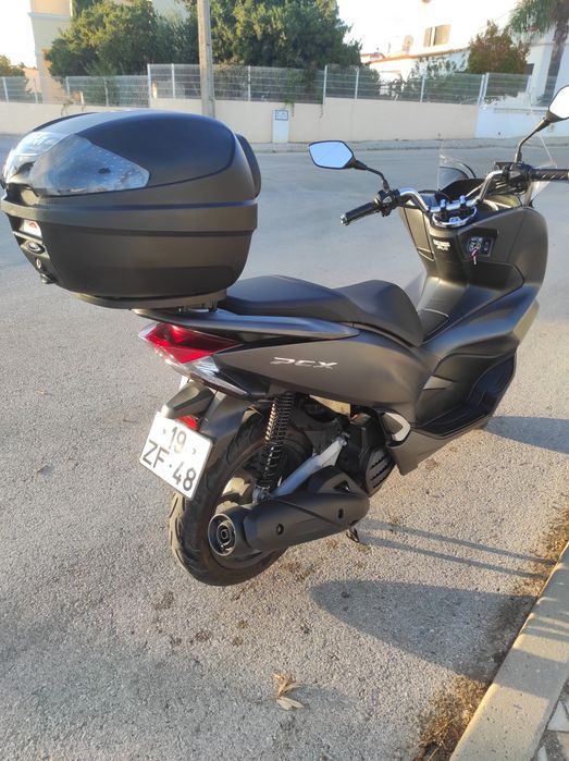 HONDA PCX 125 
HH10/2019 com 39500km 
Pneus novos 
Top case givi
Visei