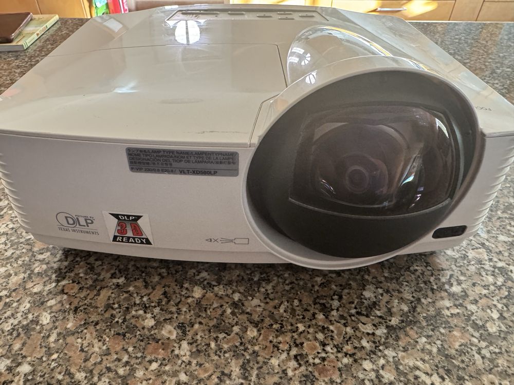Projetor NEC NP600S Short-Throw 3D Ready – HDMI – Bom Estado
