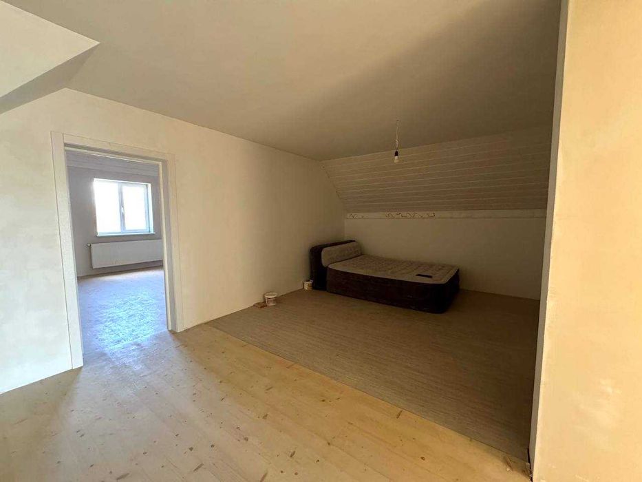 Сучасний особняк з ВЛАСНОЮ ділянкою!