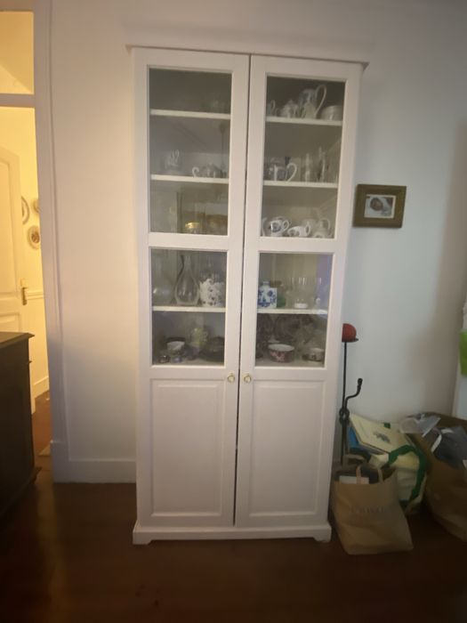 Movel IKEA com portas de vidro em excelente estado.