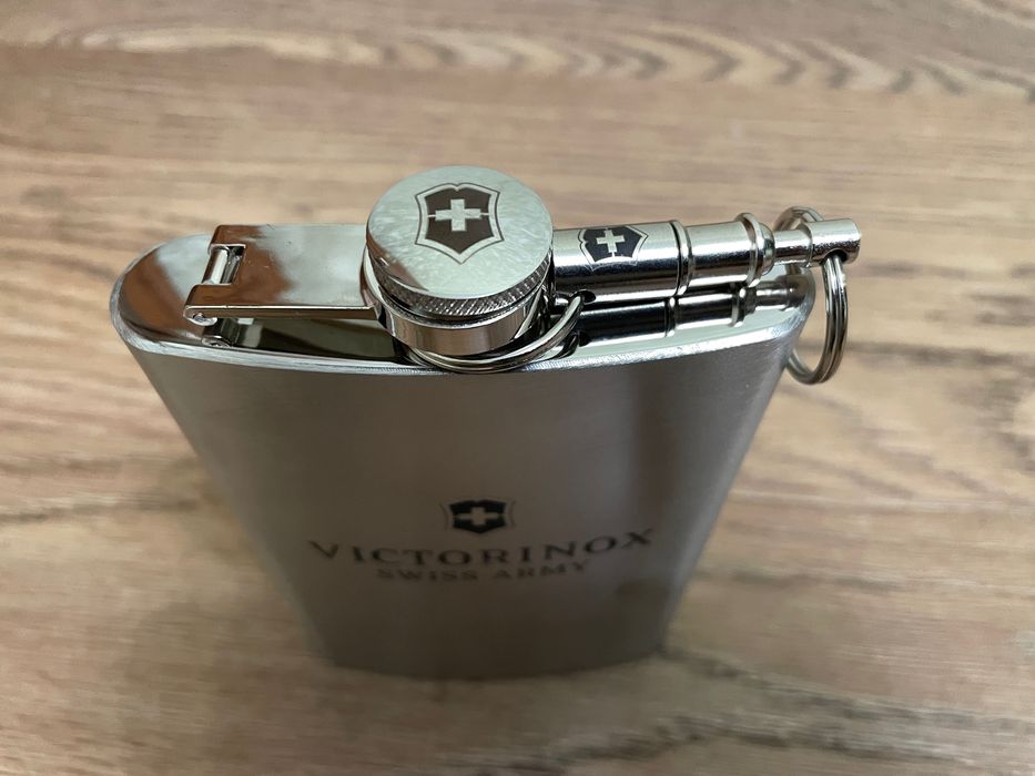 Фляга Карабин и лейка в подарок. Нержавейка Victorinox 270мл Новая