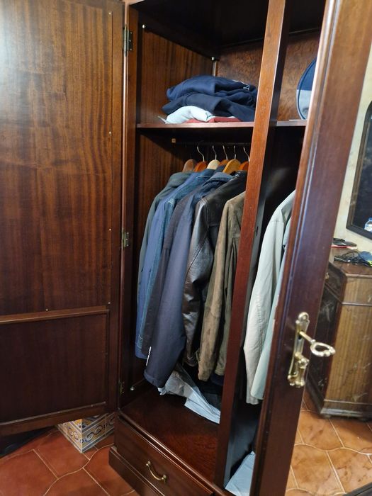 Móvel roupeiro de mogno c espelho efeito oxidado: