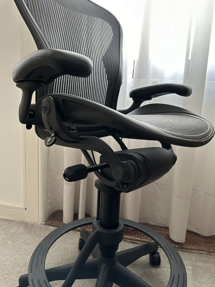 Banco alto Aeron da Herman Miller