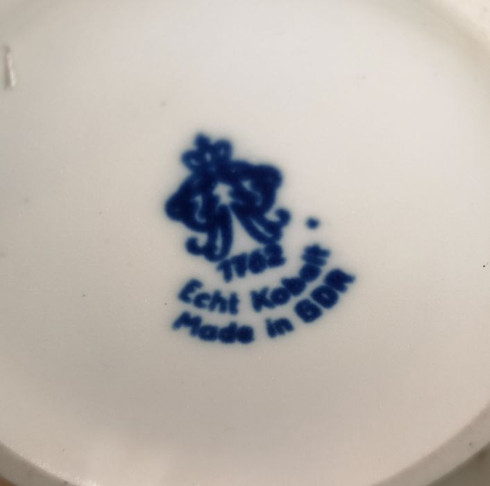 Porcelanowy wysoki dzbanek z sygnaturą