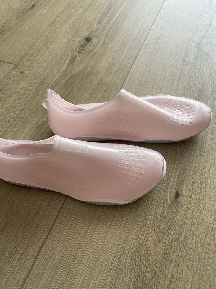39- Decathlon. Buty na wodę- jeżowce.