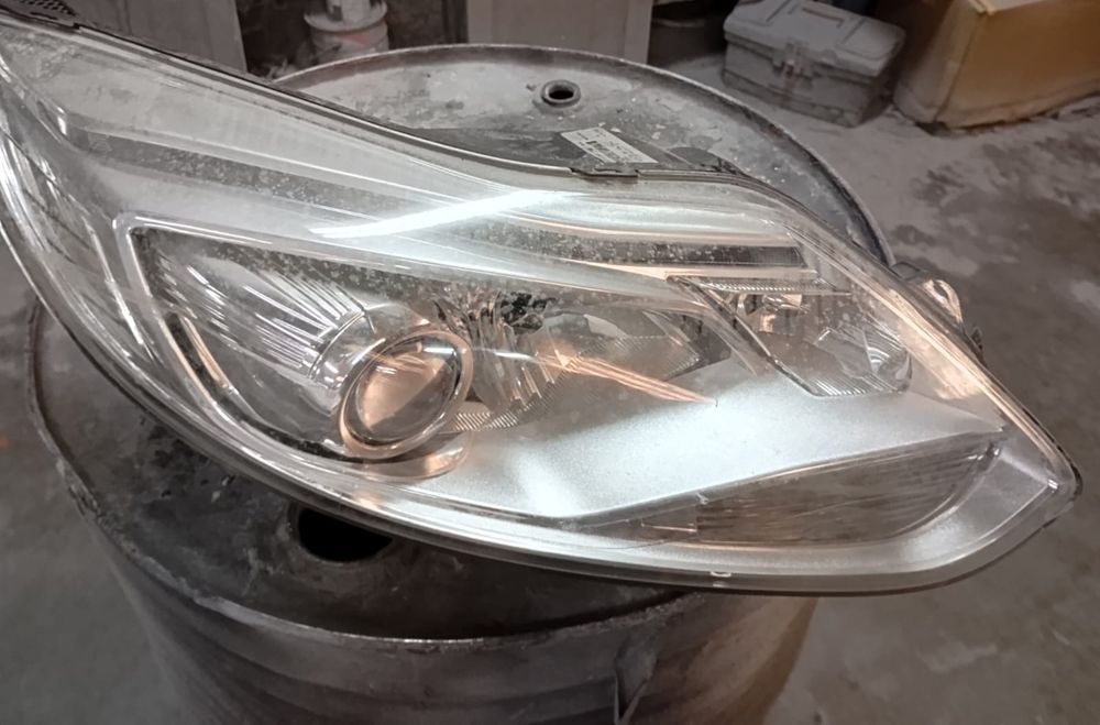 Farol xenon direito ford focus
