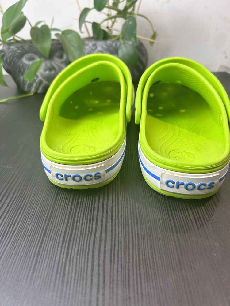 Crocs z przypinkami