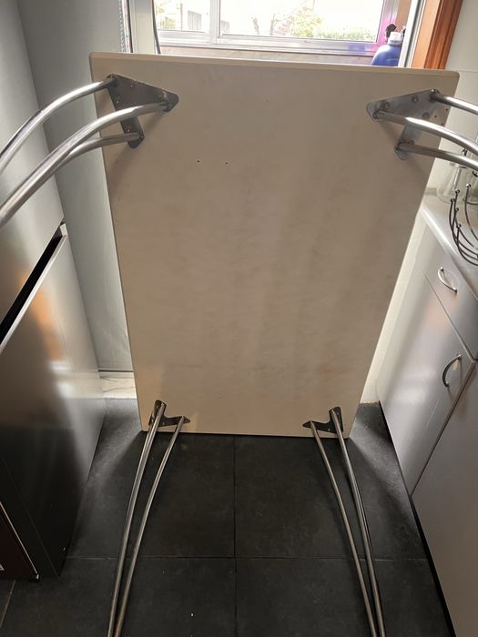 Vendo mesa com 4 cadeiras