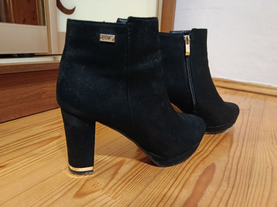 Черевички у чорному кольорі