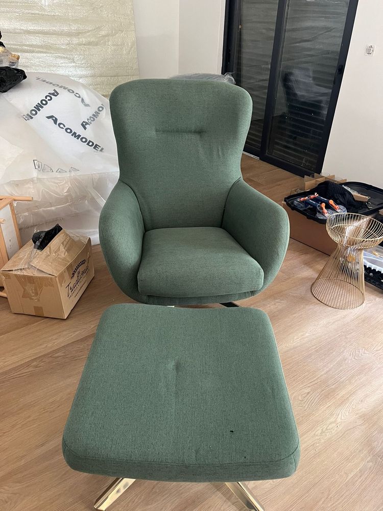 Poltrona verde com posa pés