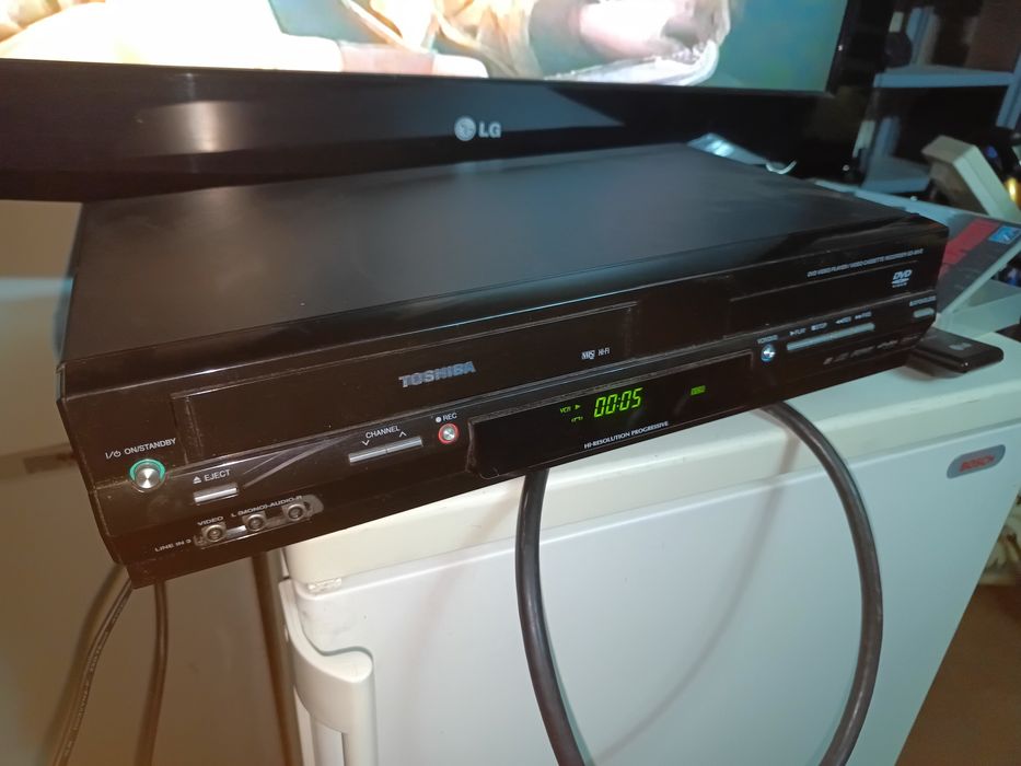 Magnetowid z DVD Toshiba