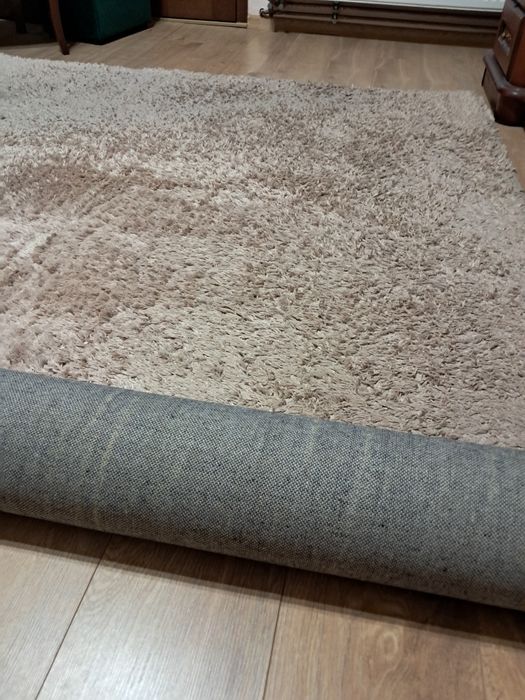 Dywan beżowy. Jasny.