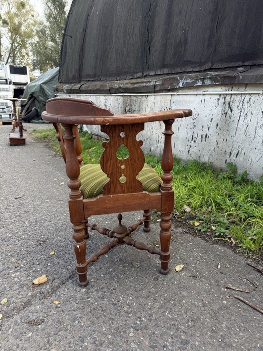 Drewniane krzesło w stylu vintage – ozdobne, solidne