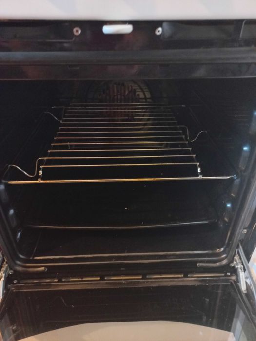 Kuchnia elektryczna Amica z płytą.