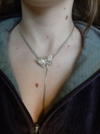 Biżuteria z motylem na łańcuszku w srebrnym kolorze