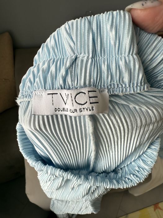 Голубий костюм від Twice