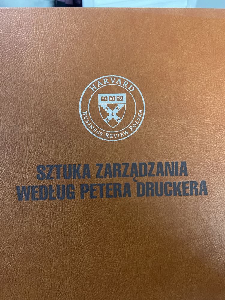 Zestaw ksiażek w skórzanej, limitowanej edycji. Zarządzanie, liderzy..