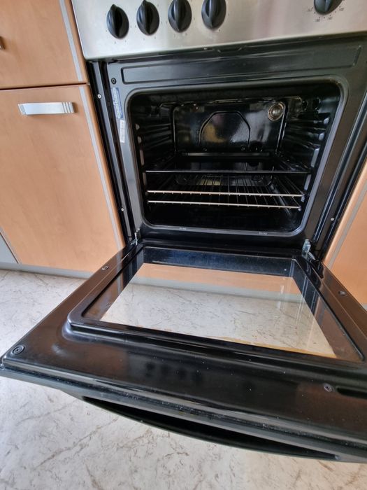 Bardzo ładny zestaw mebli kuchennych w zabudowie ze sprzętem.