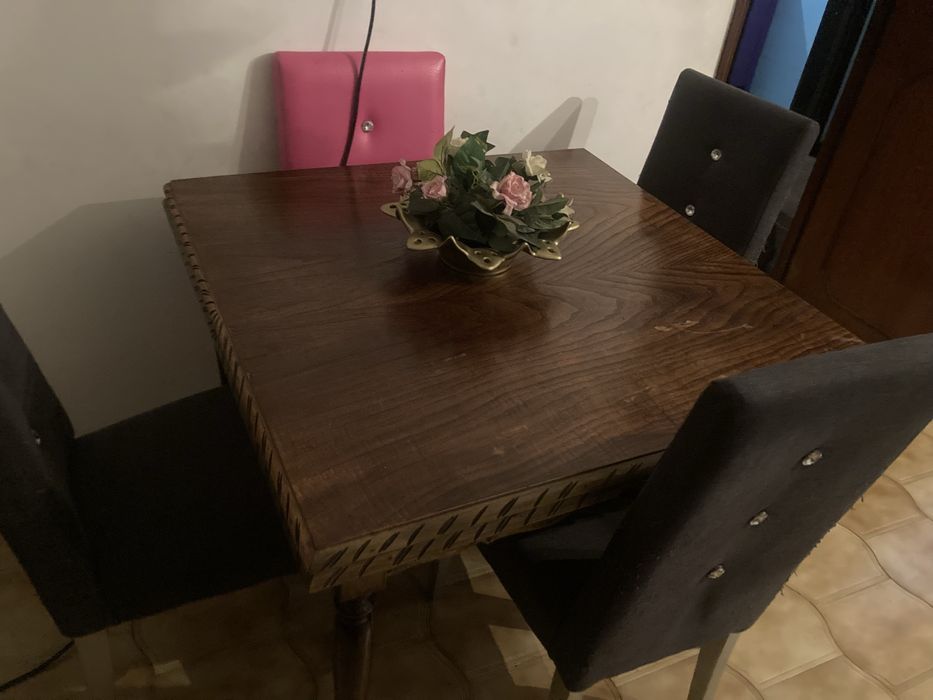 Mesa e cadeiras  e aparador antigo