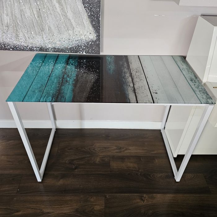 Biurko metalowe ze szklanym blatem.