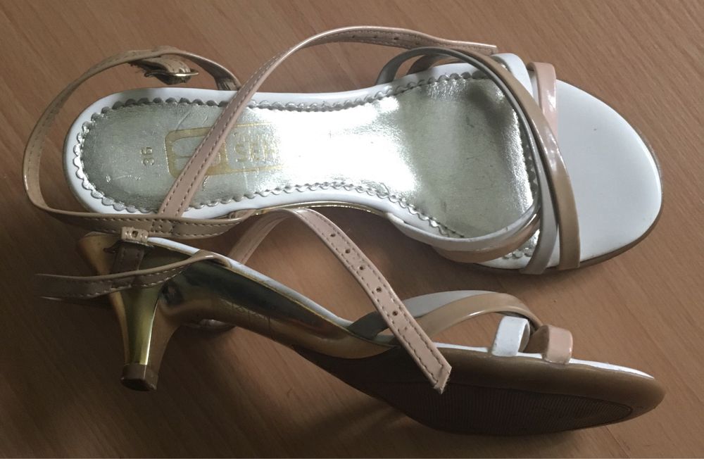 Sapatos tipo sandália com pequeno salto - Tamanho 36