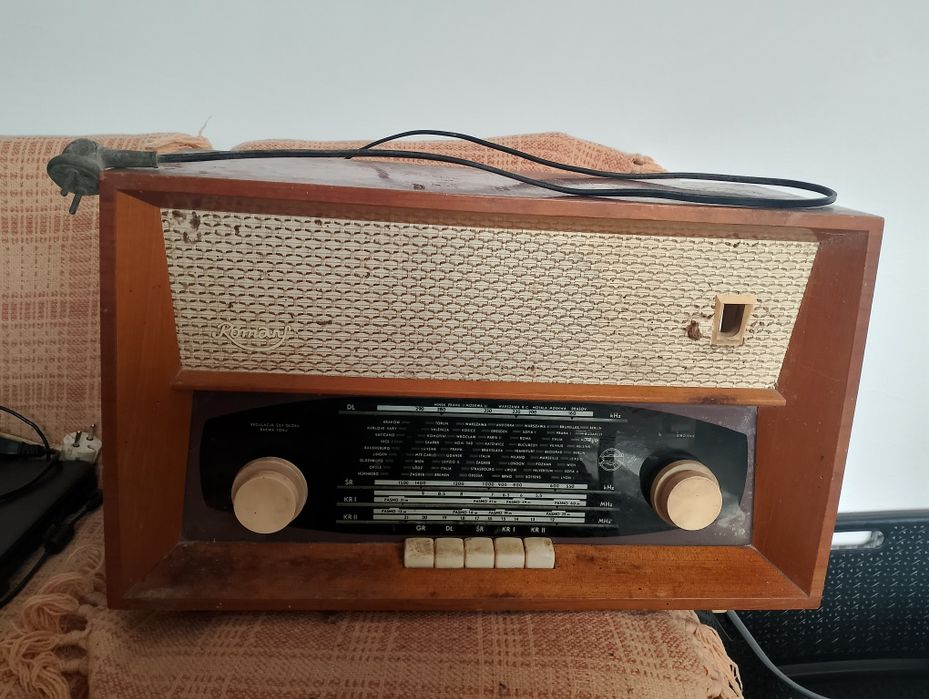 Świdnickie fabryki mebli radio lampowe Romans