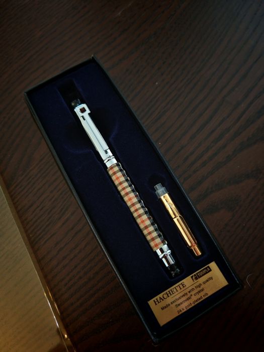 Caneta Hachette com cristal Swarovski