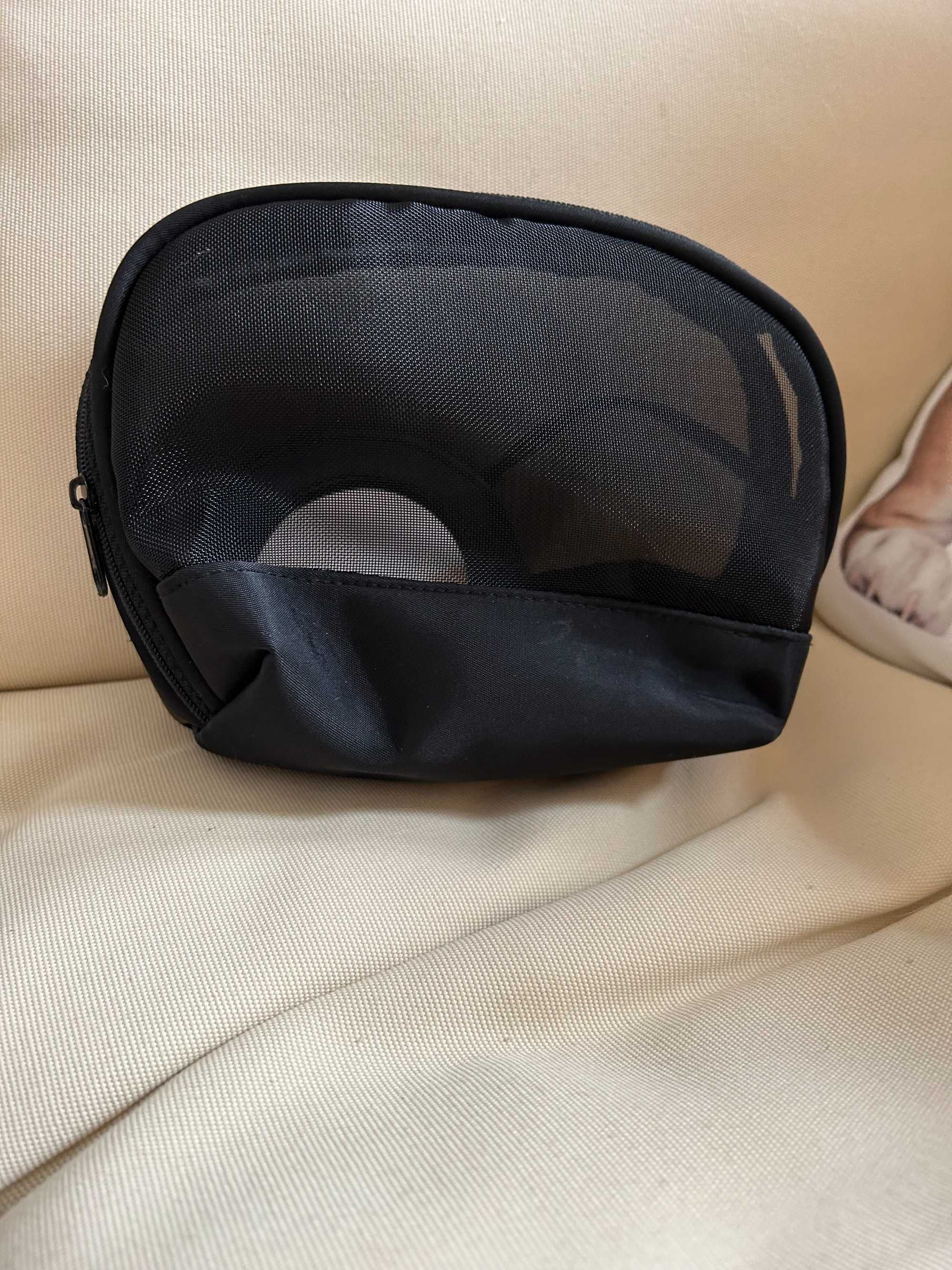 Bolsa em preto com fecho e  espelho incorporado.