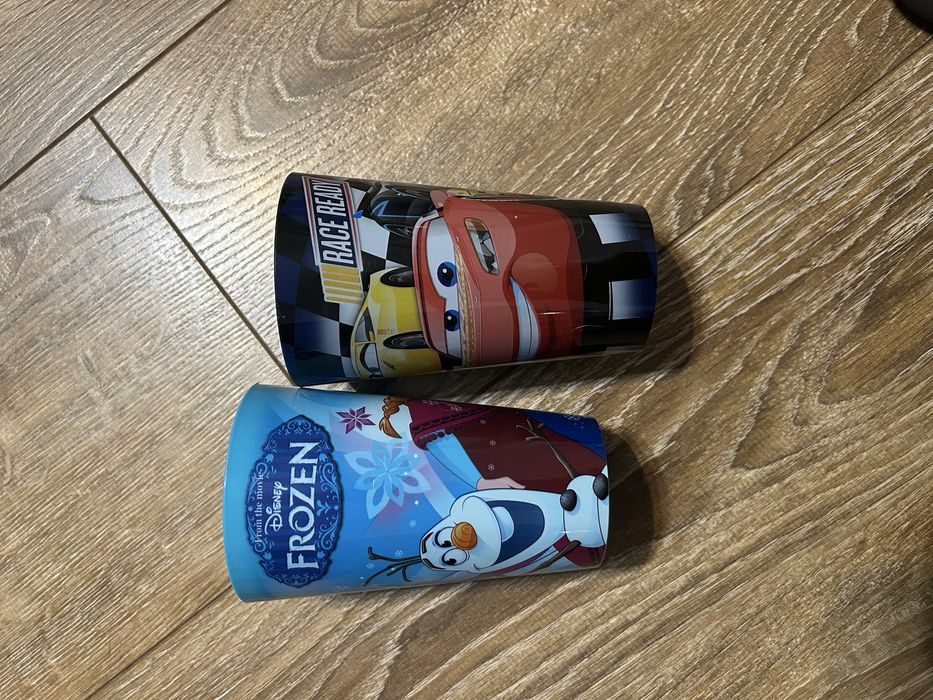 Plastikowe kubki dla dzieci