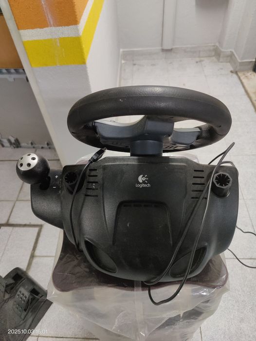 Volante com pedais  Logitech Driving