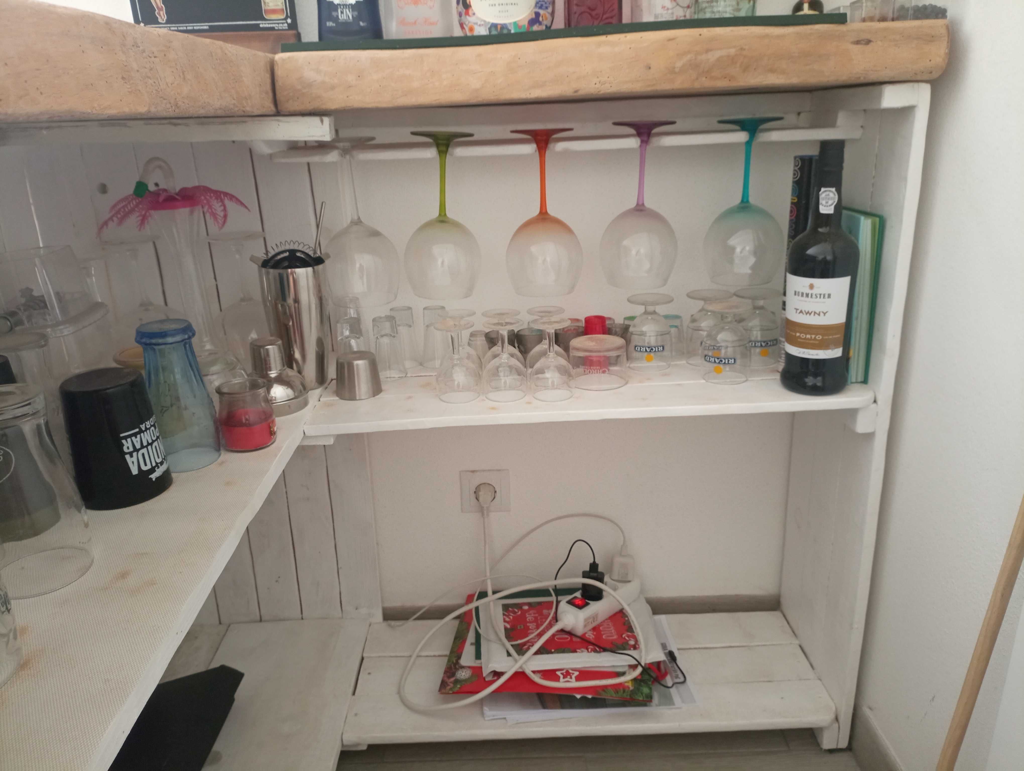 Mini bar com balcão em madeira