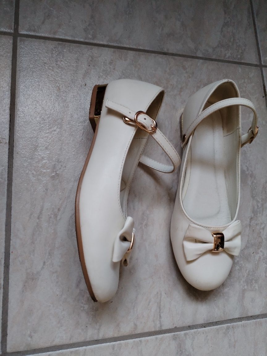 Buty białe komunijne