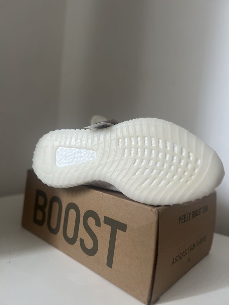 Базові чоловічі  кросівки білі adidas  yeezy boost 350 v2