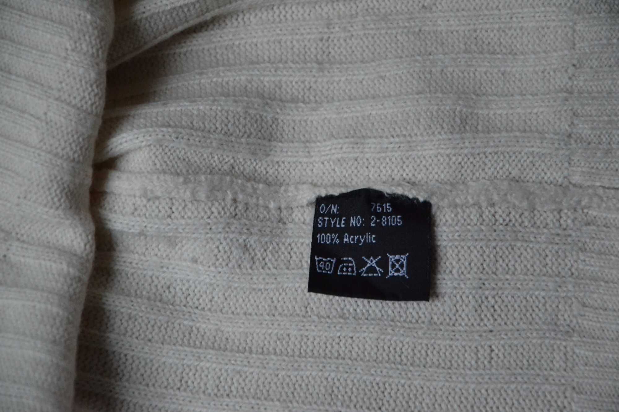 Sweter męski z czarnymi elementami